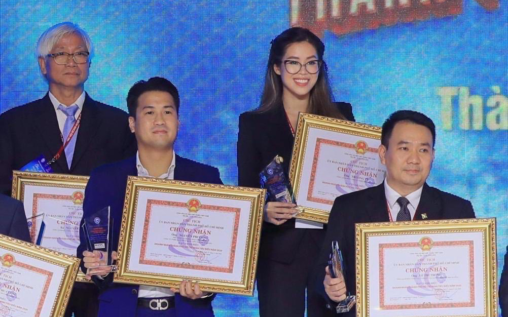 Hai doanh nhân trẻ nhà tỷ phú Johnathan Hạnh Nguyễn nhận giải thưởng Doanh nhân Thành phố Hồ Chí Minh tiêu biểu