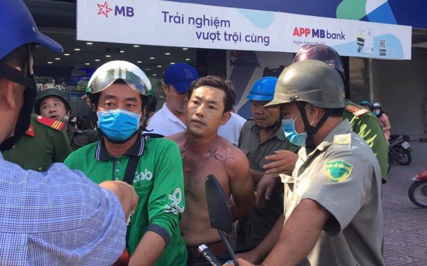 Tẩm xăng lớn tiếng dọa đốt phòng giao dịch nếu không đưa tiền, thanh niên bị bảo vệ TPBank khống chế, giao cho công an