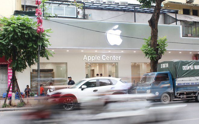 Chưa kịp khai trương, cửa hàng Apple Center đã buộc phải gỡ logo ‘táo khuyết’