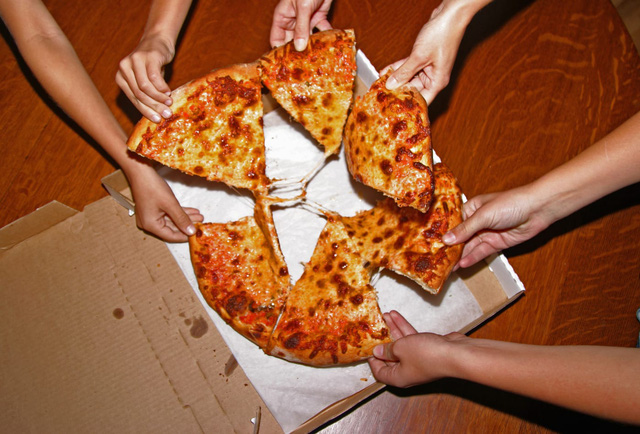 Tại sao nhiều nhà hàng pizza sẵn sàng vứt bỏ đồ ăn lỗi chứ không cho nhân viên? - Ảnh 1.