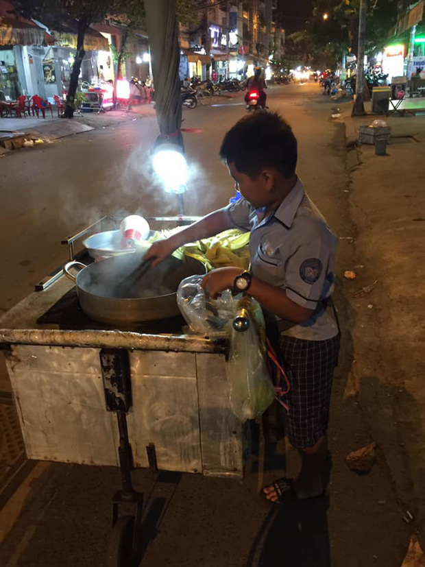 Cậu bé mặc áo đồng phục bán bắp luộc trên đường phố Sài Gòn đã được đi học 1 tuần - Ảnh 1.