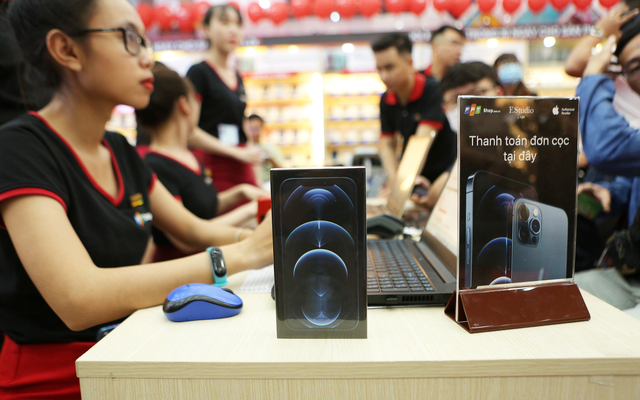 FPT Shop là chuỗi cửa hàng chính hãng đầu tiên mở bán iPhone 12 Series tại Việt Nam