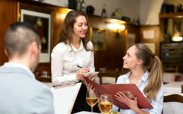 Vì sao nhiều nhà hàng hạng sang không nhận khách đặt bàn qua điện thoại?