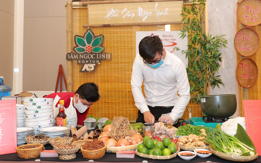 Bản hoà tấu sang - xịn - bổ dưỡng: Phở bò kết hợp với sâm Ngọc Linh, trời se lạnh vừa thưởng thức, vừa xuýt xoa thì còn gì bằng!