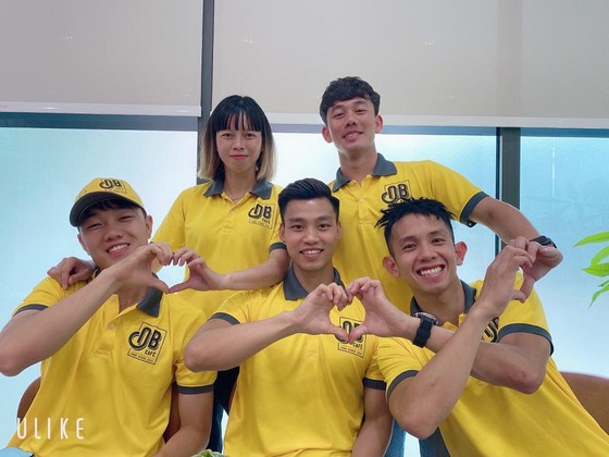 Cà phê Ông Bầu khai trương cơ sở thứ 100, Bầu Đức khẳng định: “Cà phê sạch từ lúc trồng đến lúc chế biến, đem kiểm tra ở đâu dỏm cứ kêu ông Đức mà chửi” - Ảnh 1.