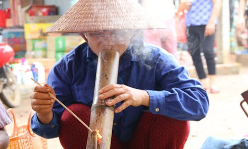 Vì sao người Việt thích hút thuốc lào, tên gọi này xuất phát từ đâu, thuốc lào có hại không? - Ảnh 2.