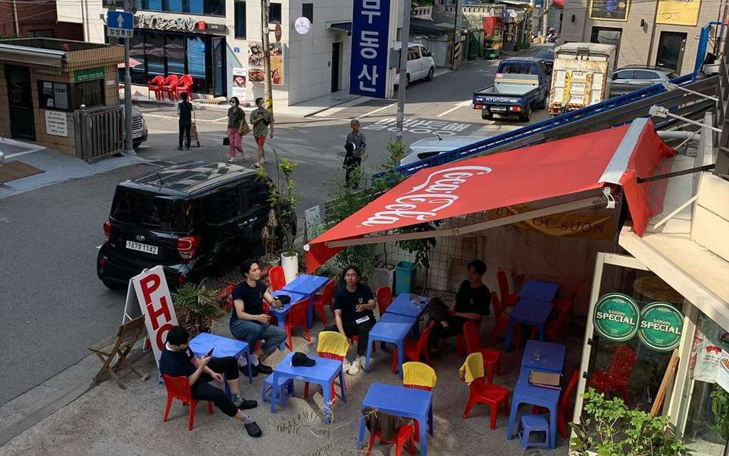 Có một quán ăn đậm chất vỉa hè Việt Nam giữa lòng Seoul: &quot;Copy&quot; từ bàn nhựa xanh ghế đỏ, đồng phục quán độc đáo có 1 không 2