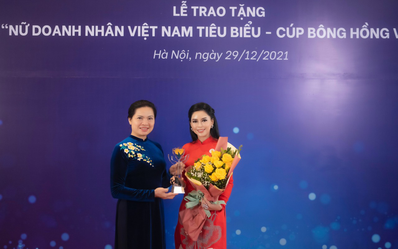 CEO IPPG – doanh nhân Lê Hồng Thuỷ Tiên nhận giải Bông Hồng Vàng lần 3