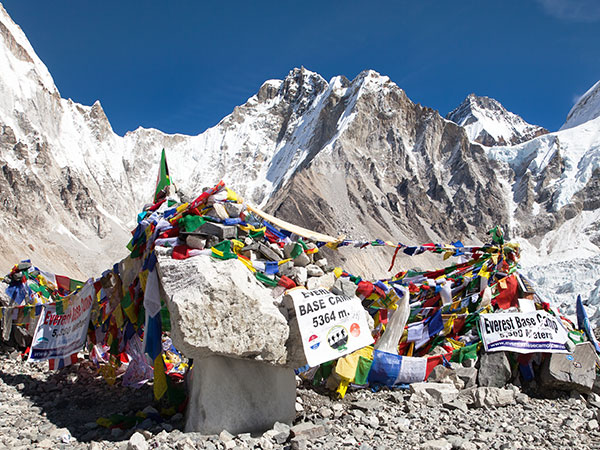 Thám hiểm Everest theo phong cách nhà giàu: 3 tỷ đồng ở khách sạn 5 sao, có quầy bar, tiệm bánh riêng, đắt đỏ nhưng người lên núi vẫn xếp hàng dài gây tắc nghẽn - Ảnh 2.