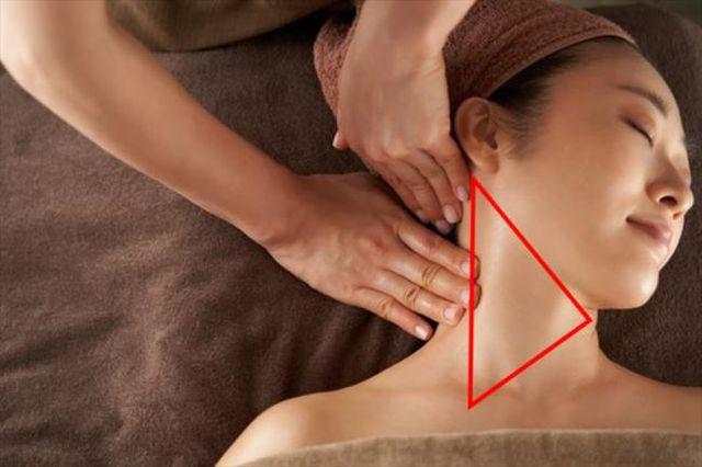 Người phụ nữ bị đột quỵ sau khi đi massage: Bác sỹ cảnh báo vùng tam giác chết trên cổ tuyệt đối không cho nhân viên tự ý xoa bóp - Ảnh 2.