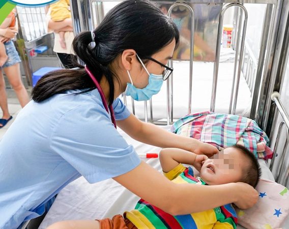 Bệnh tay chân miệng ở Hà Nội vượt mốc 1.000 ca, có trường hợp thở máy: 3 triệu chứng sớm báo hiệu bệnh trở nặng, cha mẹ cần lưu ý - Ảnh 1.