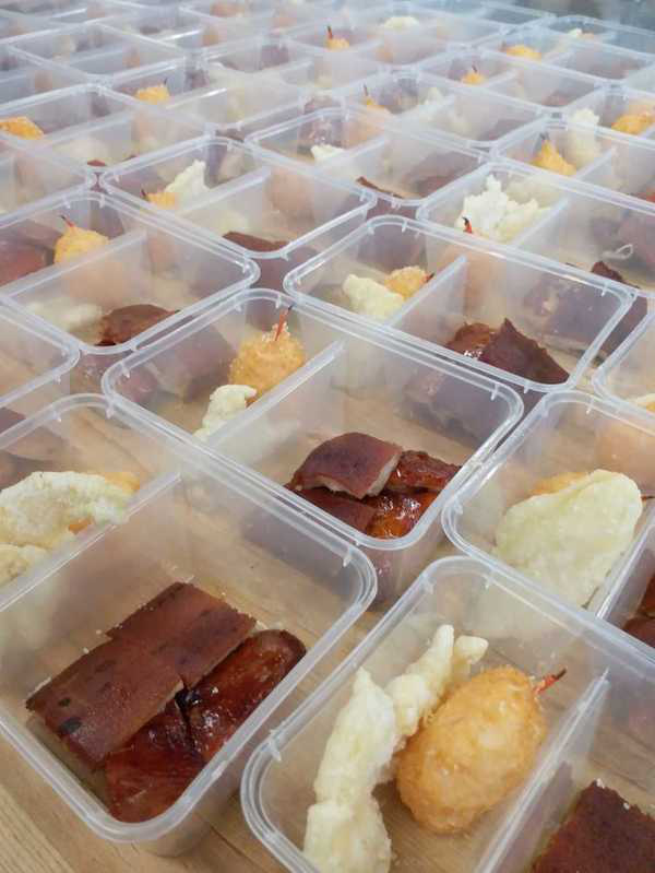 Ăn cưới mùa Covid-19: Chỉ được uống nước, cỗ bàn chia đều từng người rồi cho vào hộp nhựa để mang về thưởng thức! - Ảnh 1.