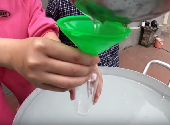 Giữa mùa dịch Covid-19, bà Tân Vlog nấu nồi gel rửa tay khô siêu to khổng lồ 100 lít tặng người dân - Ảnh 3.