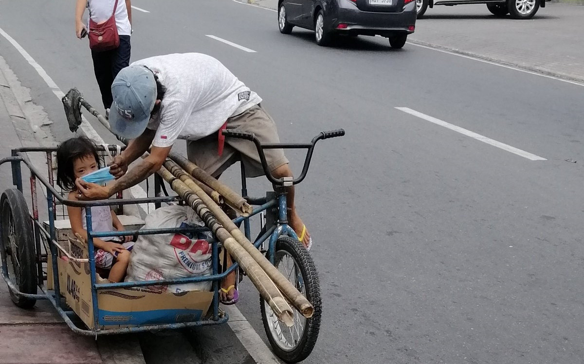 Xúc động bức ảnh người cha nghèo nhường khẩu trang cho con gái giữa đại dịch Covid-19