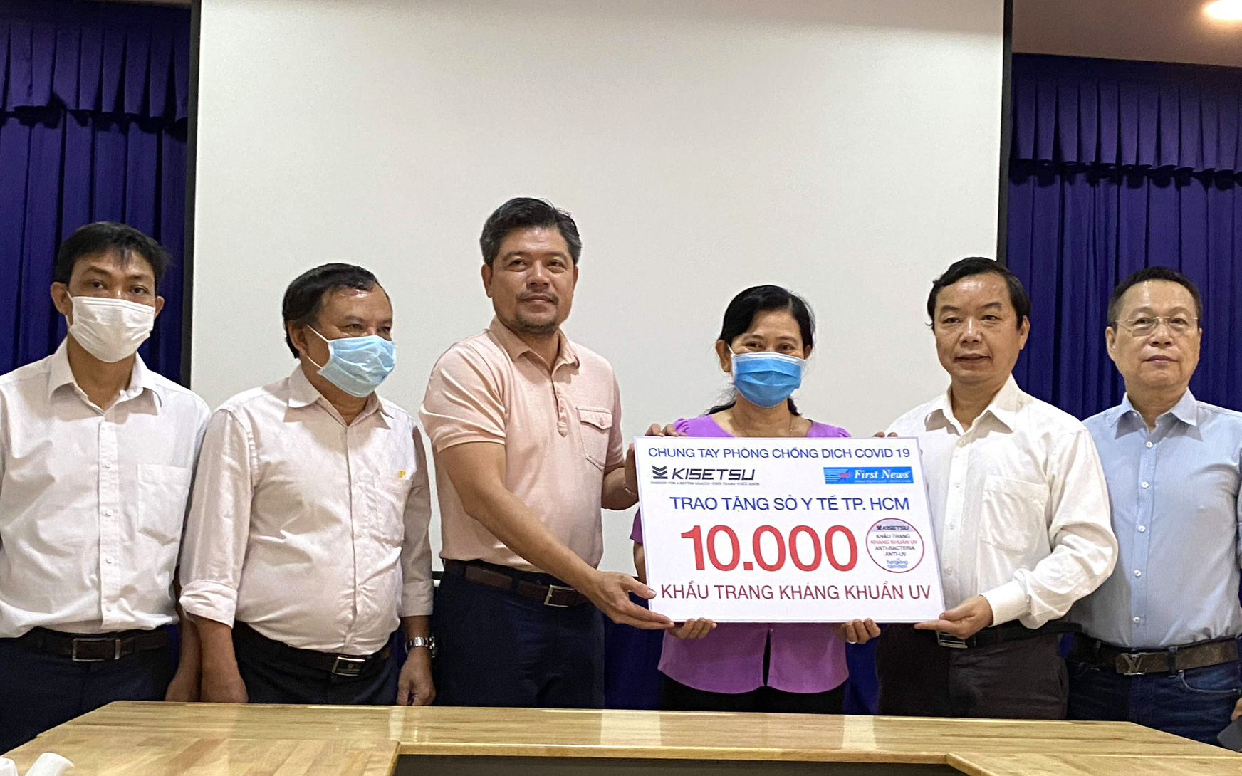 First News và Trúc Quang tặng 20.000 khẩu trang cho Sở Y tế TPHCM và Fahasa