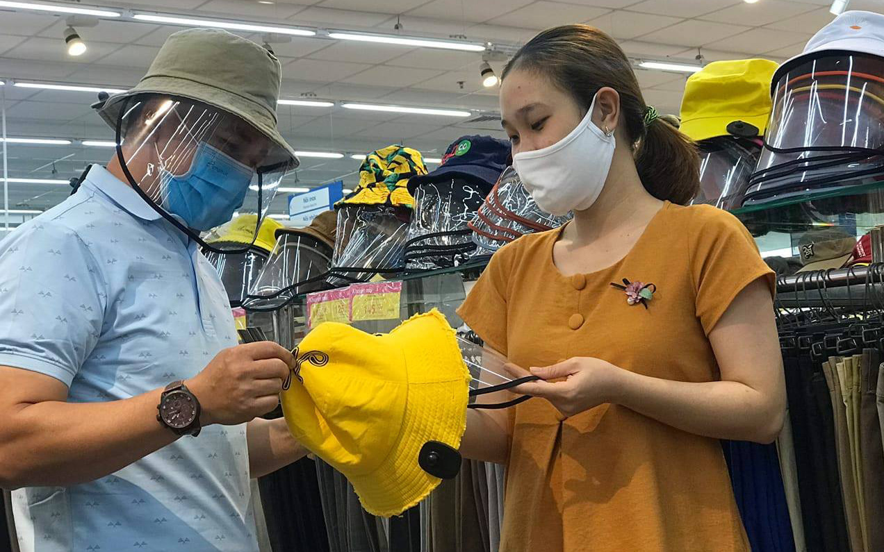 Sau khẩu trang và nước rửa tay, đến lượt “mũ chống dịch” cũng cháy hàng ở các siêu thị, cửa hàng