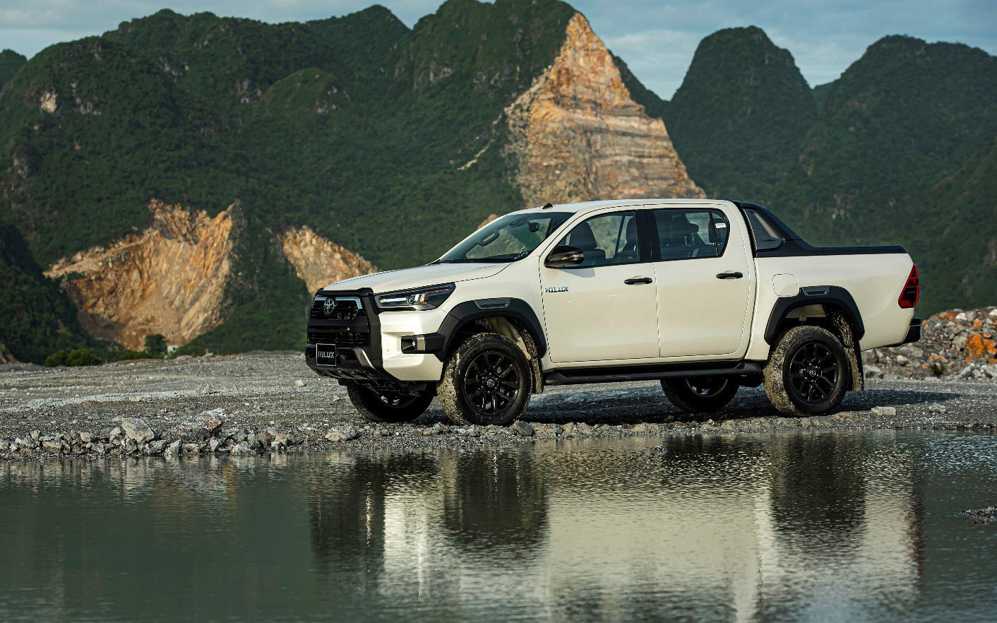 Toyota Hilux: Sức mạnh vượt thời gian