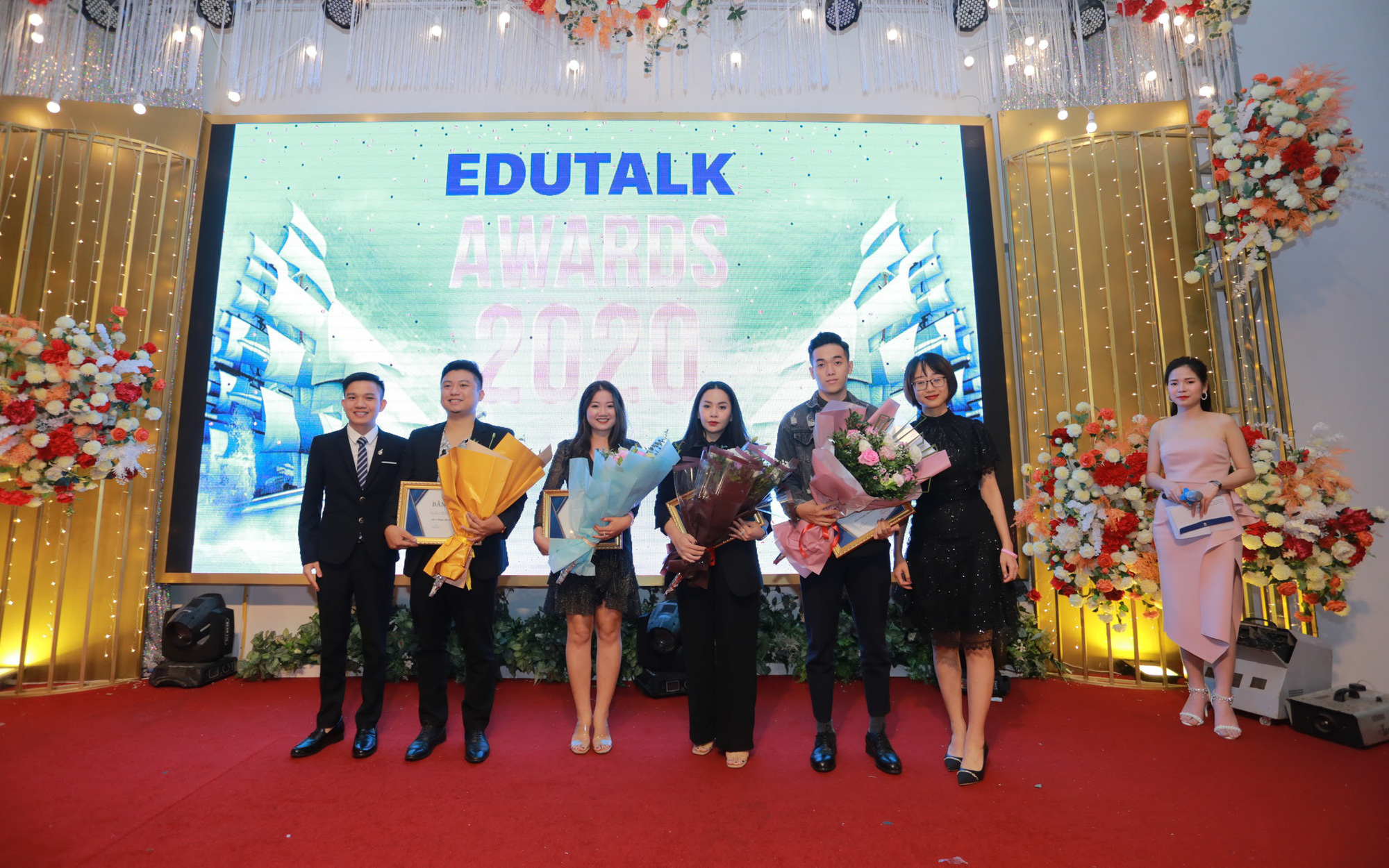 Cái bắt tay giá trị của Edutalk và các giảng viên, trung tâm tiếng Anh