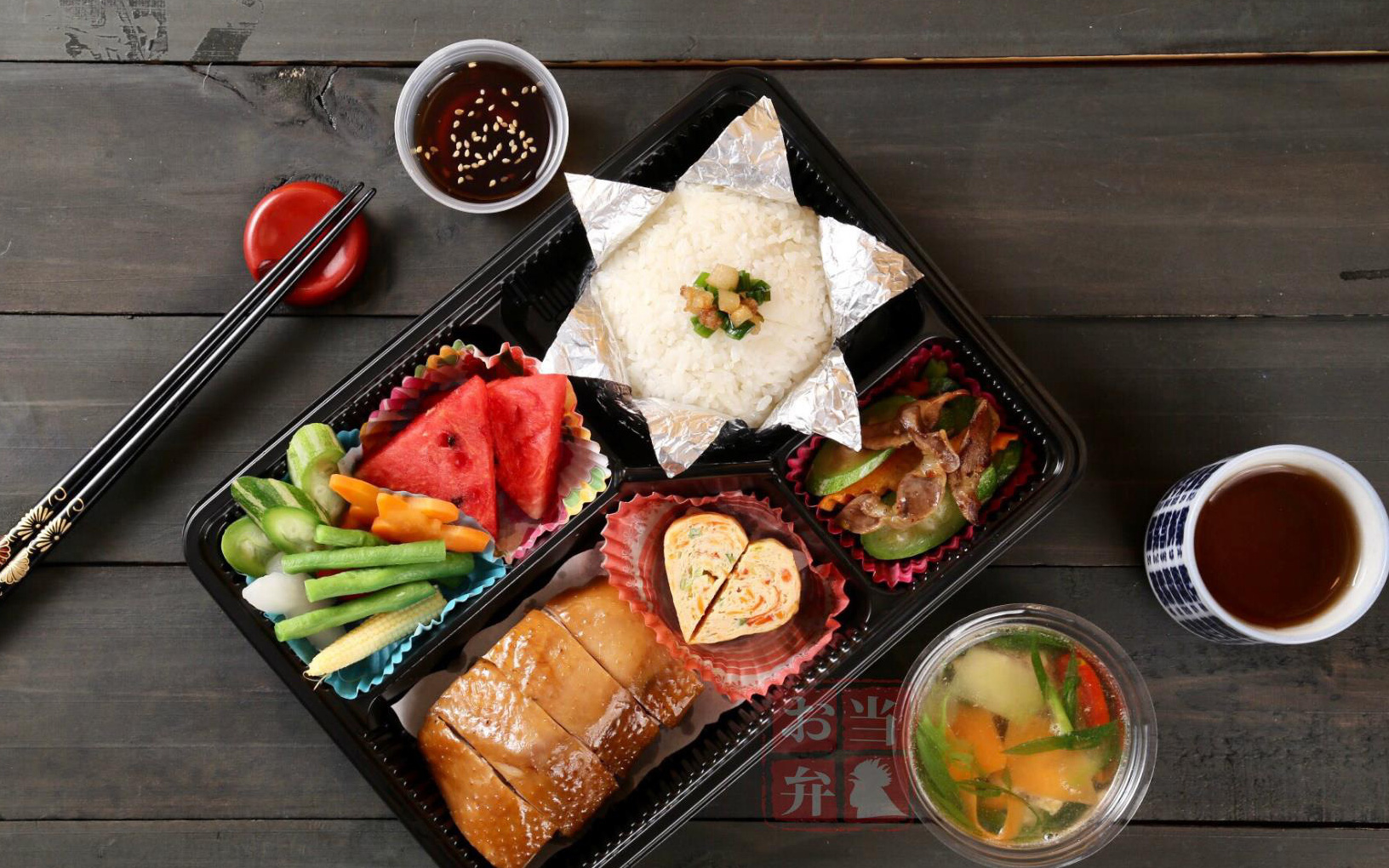 Sao Việt chuộng cơm Bento mùa Covid-19