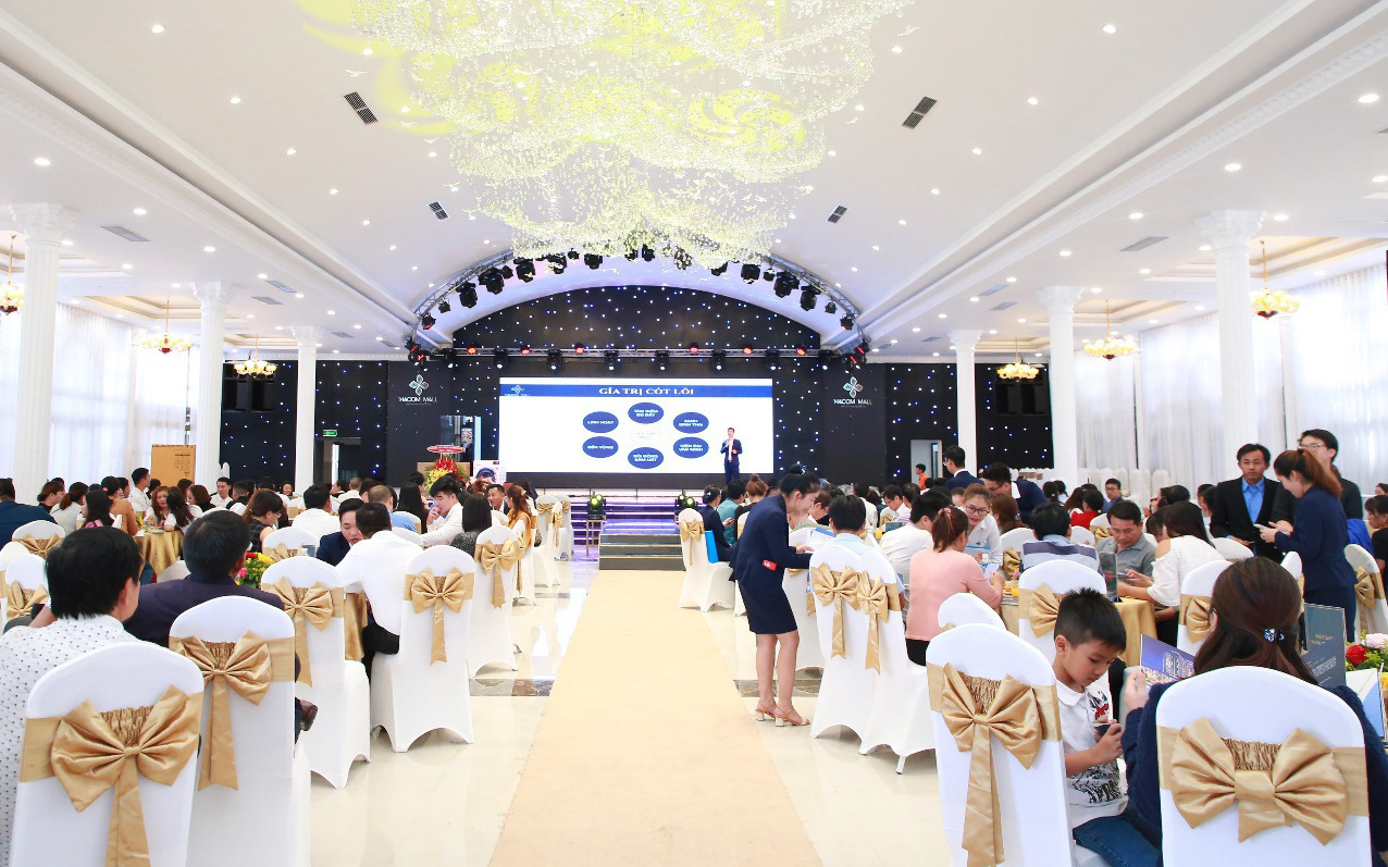 “Bùng nổ” giao dịch tại lễ mở bán khu shophouse Hacom Mall