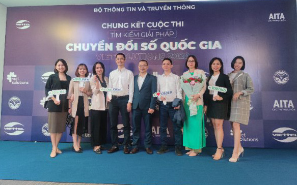 Một lập trình viên viết phần mềm phát hiện học sinh mất tập trung học online