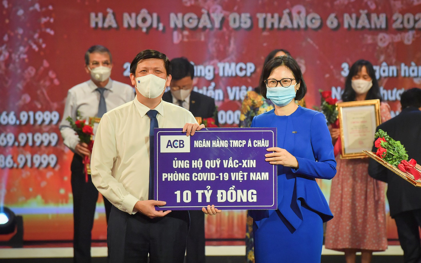 ACB ủng hộ 10 tỷ đồng vào Quỹ Vắc - xin Việt Nam và mua 100.000 liều vắc – xin cho nhân viên