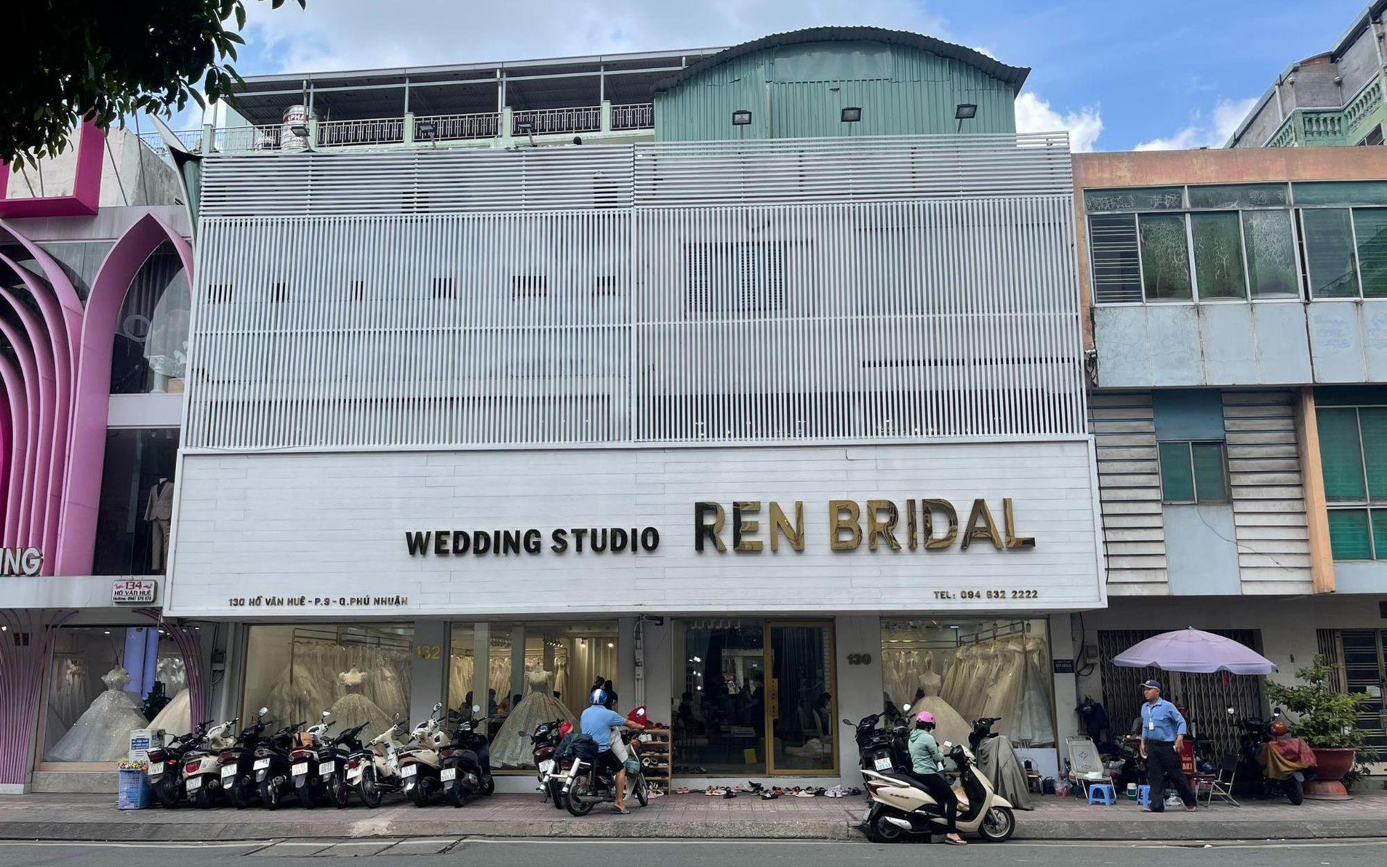 REN Bridal Studio: Tận hưởng sự tinh tế và chuyên nghiệp của REN Bridal Studio - một trong những studio chụp ảnh cưới hàng đầu tại Việt Nam. Với một đội ngũ chuyên viên tận tâm và sáng tạo, bạn sẽ được trải nghiệm một buổi chụp ảnh đầy ý nghĩa và chất lượng. Xem ngay hình ảnh liên quan đến REN Bridal Studio và chuẩn bị cho bộ ảnh cưới đẹp nhất của bạn!