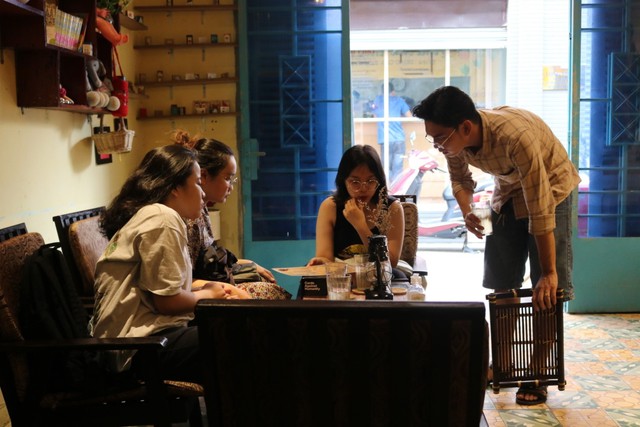 Cuối tuần ở Sài Gòn: Nức lòng quán cà phê kỹ năng mềm cho giới trẻ, tim lại hồi ức tuổi ấu thơ - Ảnh 4.