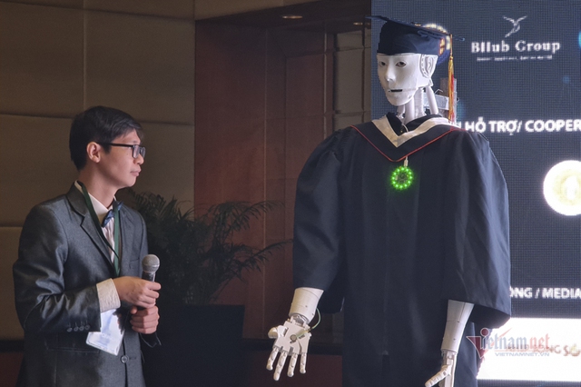 Xuất hiện robot AI Việt Nam: Biết đọc thơ, giải toán, có cả vị giác và trái tim - Ảnh 3.