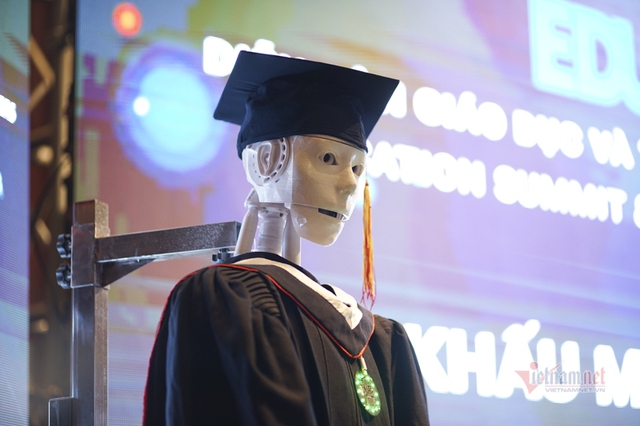 Xuất hiện robot AI Việt Nam: Biết đọc thơ, giải toán, có cả vị giác và trái tim - Ảnh 4.