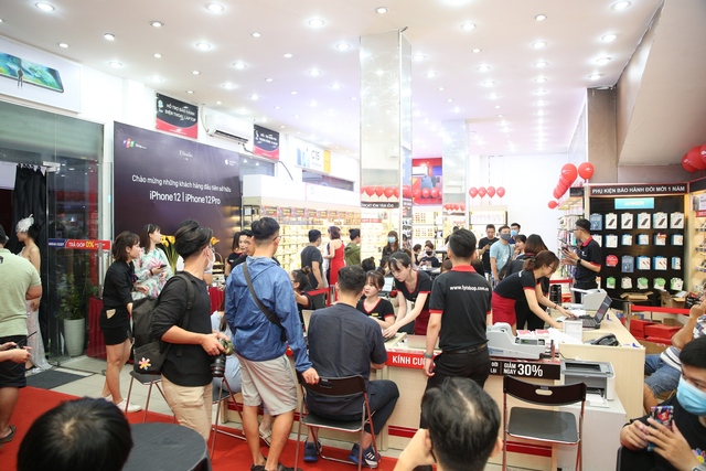 FPT Shop là chuỗi cửa hàng chính hãng đầu tiên mở bán iPhone 12 Series tại Việt Nam - Ảnh 1.