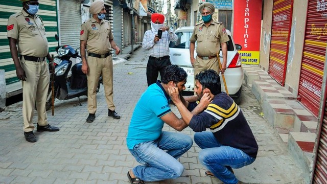Cảnh sát Ấn Độ thẳng tay trừng phạt người vi phạm lệnh phong tỏa vì Covid-19: Từ quất gậy đến bắt chống đẩy giữa phố để răn đe - Ảnh 4.