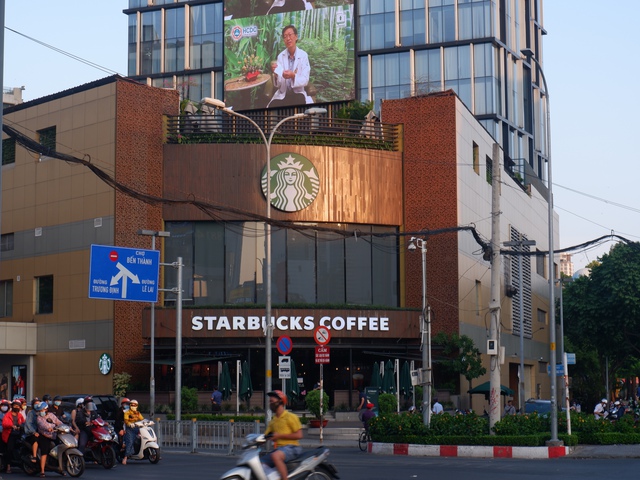 2 ngày sau lệnh đóng hết hàng quán ở TPHCM: Hầu hết chuỗi lớn chỉ mở tầng trệt để duy trì việc bán mang đi, nhiều cửa hàng nhỏ đóng cửa im lìm vì quá ế - Ảnh 9.