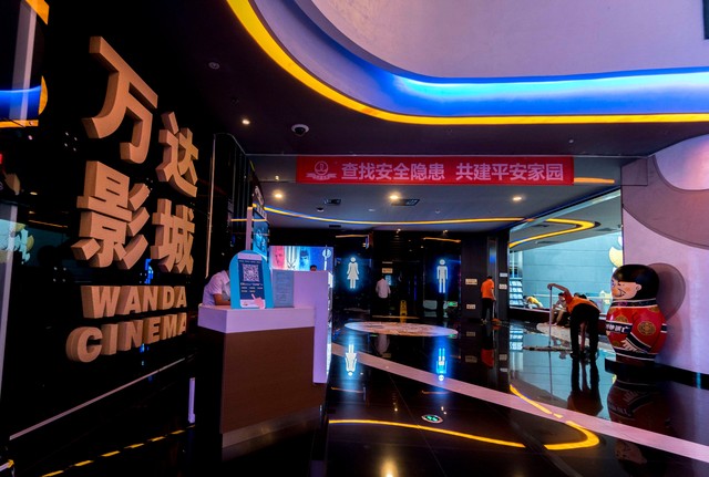 Rạp chiếu phim ở Trung Quốc bắt đầu mở cửa lại sau đỉnh dịch, trung bình chỉ có 2 khách/ngày - Ảnh 1.