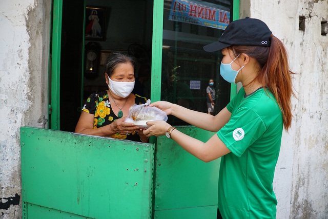 Grab và Quỹ Hy Vọng chung tay mang 15.000 suất ăn đến với những người khó khăn trong dịch COVID-19 - Ảnh 1.