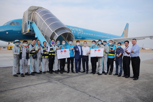 Vua hàng hiệu Johnathan Hạnh Nguyễn thuê chuyên cơ Việt Nam Airlines chở trang thiết bị y tế tặng Philippines chống dịch Covid-19 - Ảnh 3.
