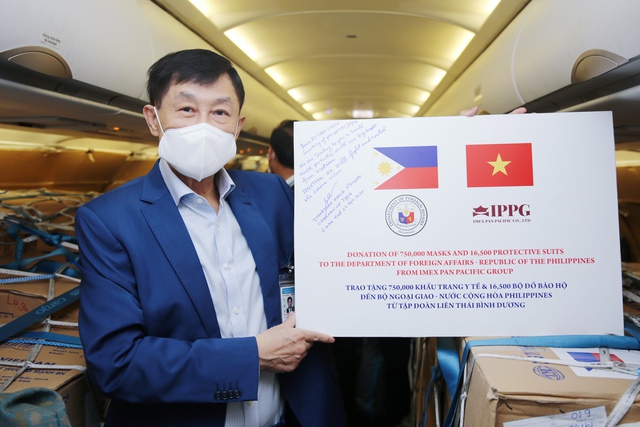 Vua hàng hiệu Johnathan Hạnh Nguyễn thuê chuyên cơ Việt Nam Airlines chở trang thiết bị y tế tặng Philippines chống dịch Covid-19 - Ảnh 2.