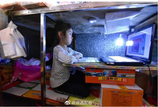 Trên sạp hàng là cuộc sống, dưới sạp hàng là hy vọng: Câu chuyện cảm động về bé lớp 1 ngồi học dưới sạp hàng của mẹ - Ảnh 4.