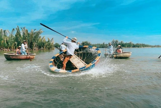 Ngỡ ngàng “miền Tây thu nhỏ” giữa lòng Hội An: Rừng dừa xanh mướt hơn 100 ha, trải nghiệm từ đánh cá, đập nồi đến màn múa thúng cảm giác mạnh có “1-0-2” - Ảnh 9.