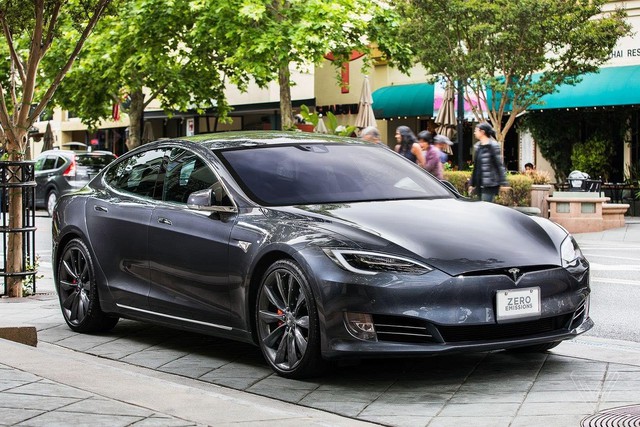 Tesla tung ra phiên bản xe điện chạy 647km một lần sạc, đẩy giá cổ phiếu tăng vùn vụt - Ảnh 1.