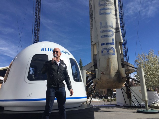 Những bá chủ không gian (P1): Điều gì khiến Jeff Bezos,  Elon Musk và tỷ phú huênh hoang Richard Branson đầu tư phần lớn gia tài vào ngành công nghiệp vũ trụ? - Ảnh 2.