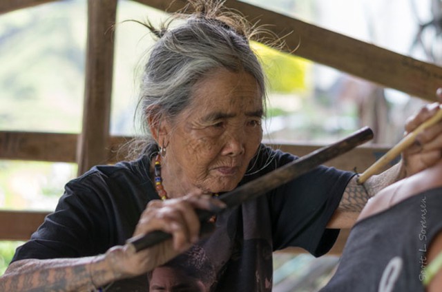 Nghệ nhân xăm mình thủ công lâu đời nhất ở Phillipines: Không sợ truyền thống bị mai một, hàng giờ vẫn tạo ra những thế hệ kế tiếp - Ảnh 2.