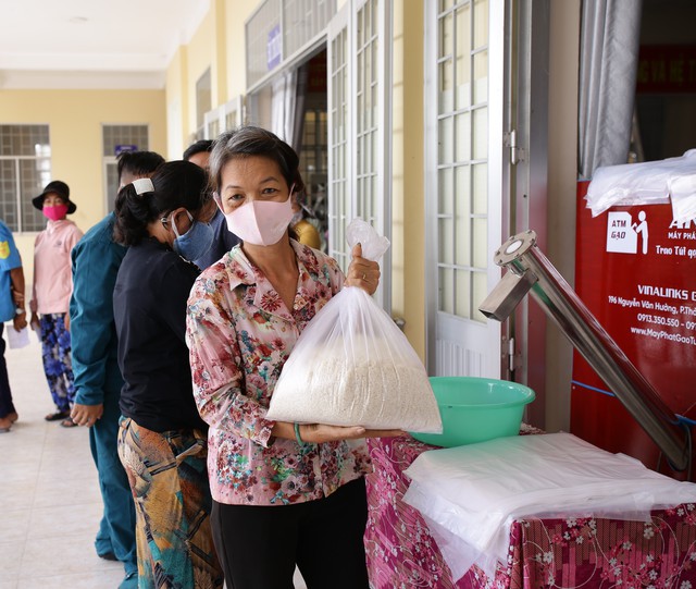 Một doanh nghiệp lắp đặt 13 cây ATM gạo và tặng 70 tấn gạo hỗ trợ bà con nghèo ở tỉnh Long An trong mùa Covid-19 - Ảnh 3.