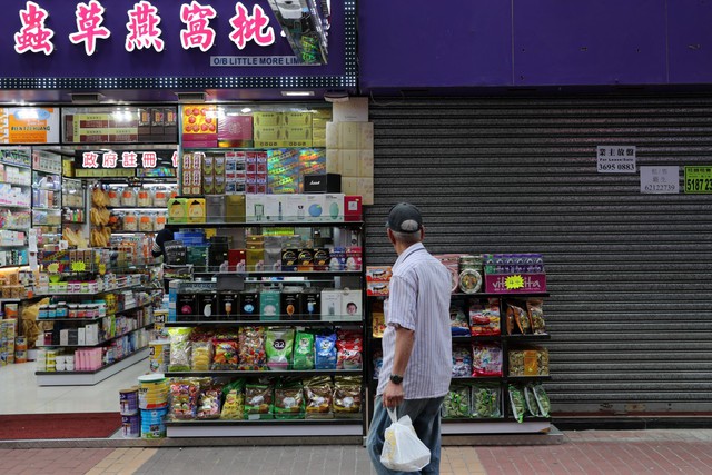 Thiên đường mua sắm Hong Kong : Nguy cơ giảm sức hấp dẫn vì khu vực miễn thuế, doanh số bán lẻ ồ ạt chảy về đại lục, các thương hiệu cao cấp chuyển trọng tâm sang Quảng Châu, Thâm Quyến - Ảnh 1.