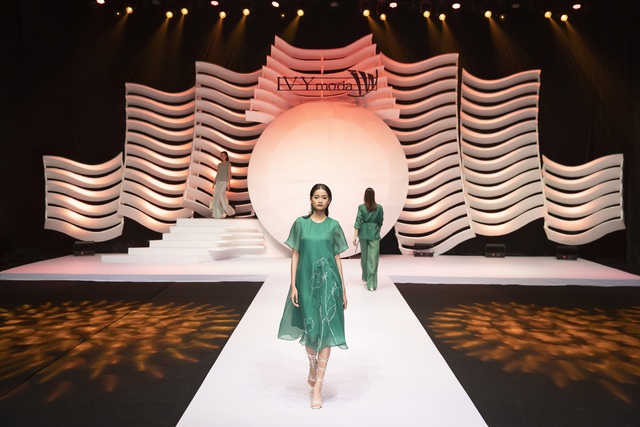 Digital show của IVY moda: ‘Mơ nhuộm nắng’ nguyên vẹn tinh thần và sự sôi động của sàn runway  - Ảnh 4.