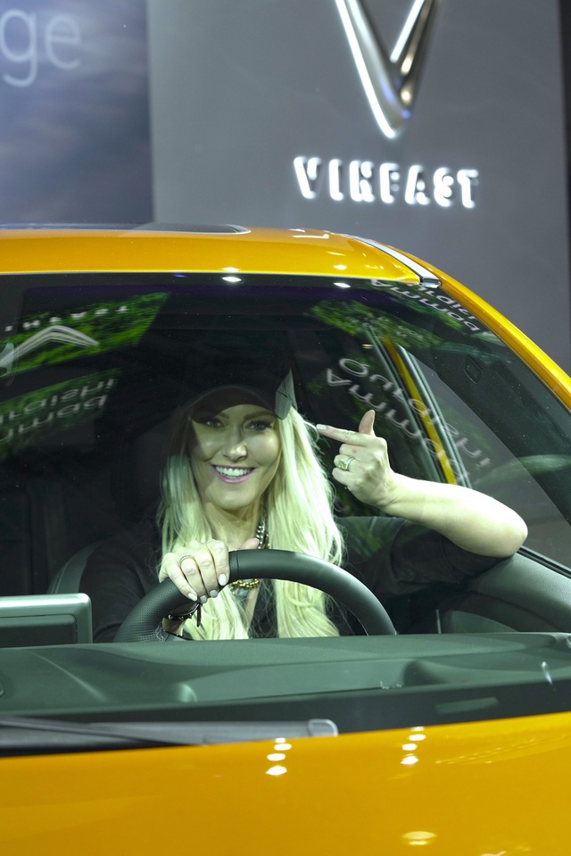 ‘Nữ hoàng review’ Supercar Blondie gợi ý người dùng mua VF 9 của VinFast, công nghệ không kém Tesla Model X mà giá chỉ bằng phân nửa - Ảnh 2.