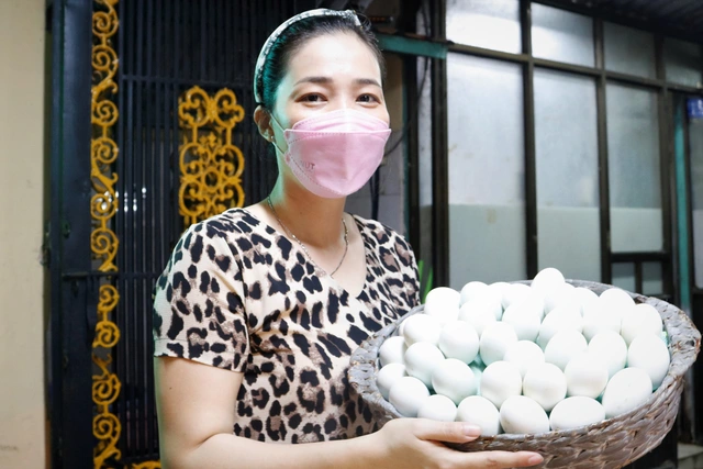 Quán trứng vịt lộn chơi trội nhất Sài Gòn: Dùng ô tô đưa rước khách miễn phí, bà chủ nắm giữ công thức luộc trứng thần thánh, mỗi ngày bán hơn 3000 quả - Ảnh 3.