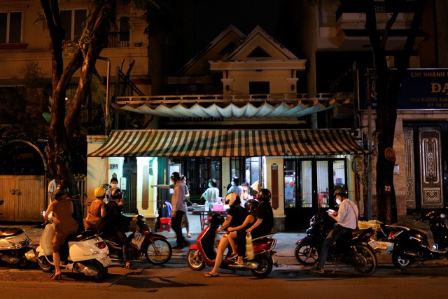 Quán trứng vịt lộn chơi trội nhất Sài Gòn: Dùng ô tô đưa rước khách miễn phí, bà chủ nắm giữ công thức luộc trứng thần thánh, mỗi ngày bán hơn 3000 quả - Ảnh 1.