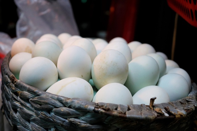Quán trứng vịt lộn chơi trội nhất Sài Gòn: Dùng ô tô đưa rước khách miễn phí, bà chủ nắm giữ công thức luộc trứng thần thánh, mỗi ngày bán hơn 3000 quả - Ảnh 2.