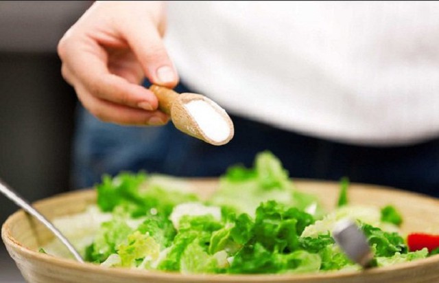 Rửa rau sai cách bằng nước muối HẠI ngang với ngâm thuốc sâu: Nhiều gia đình Việt đang tự rước bệnh tim mạch, thận… vào người  - Ảnh 3.